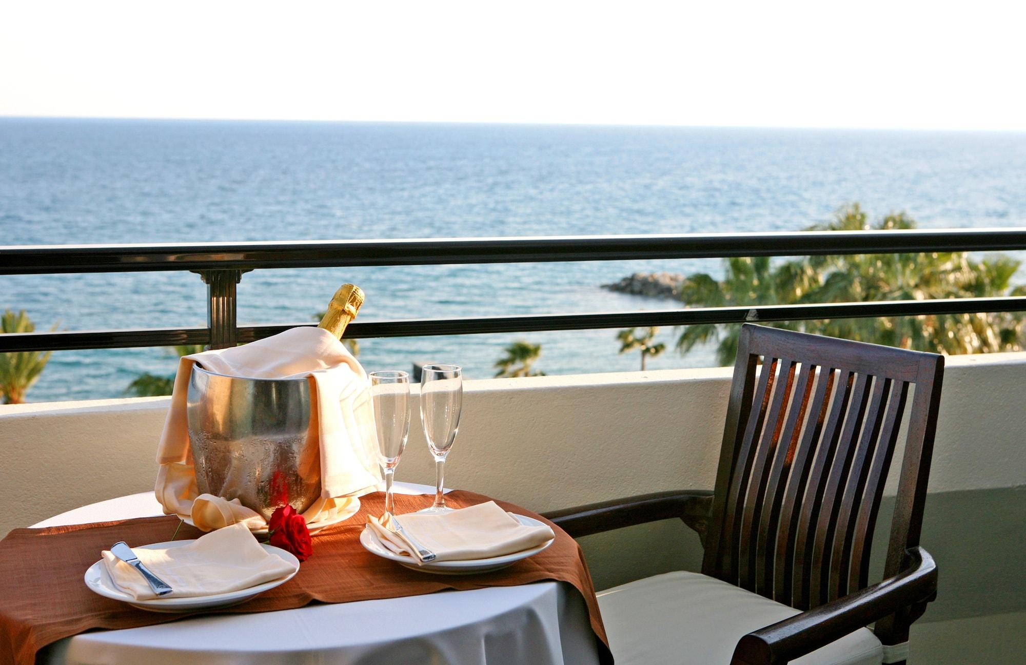 Amathus Beach Hotel Limassol Exterior foto A balcony at a hotel