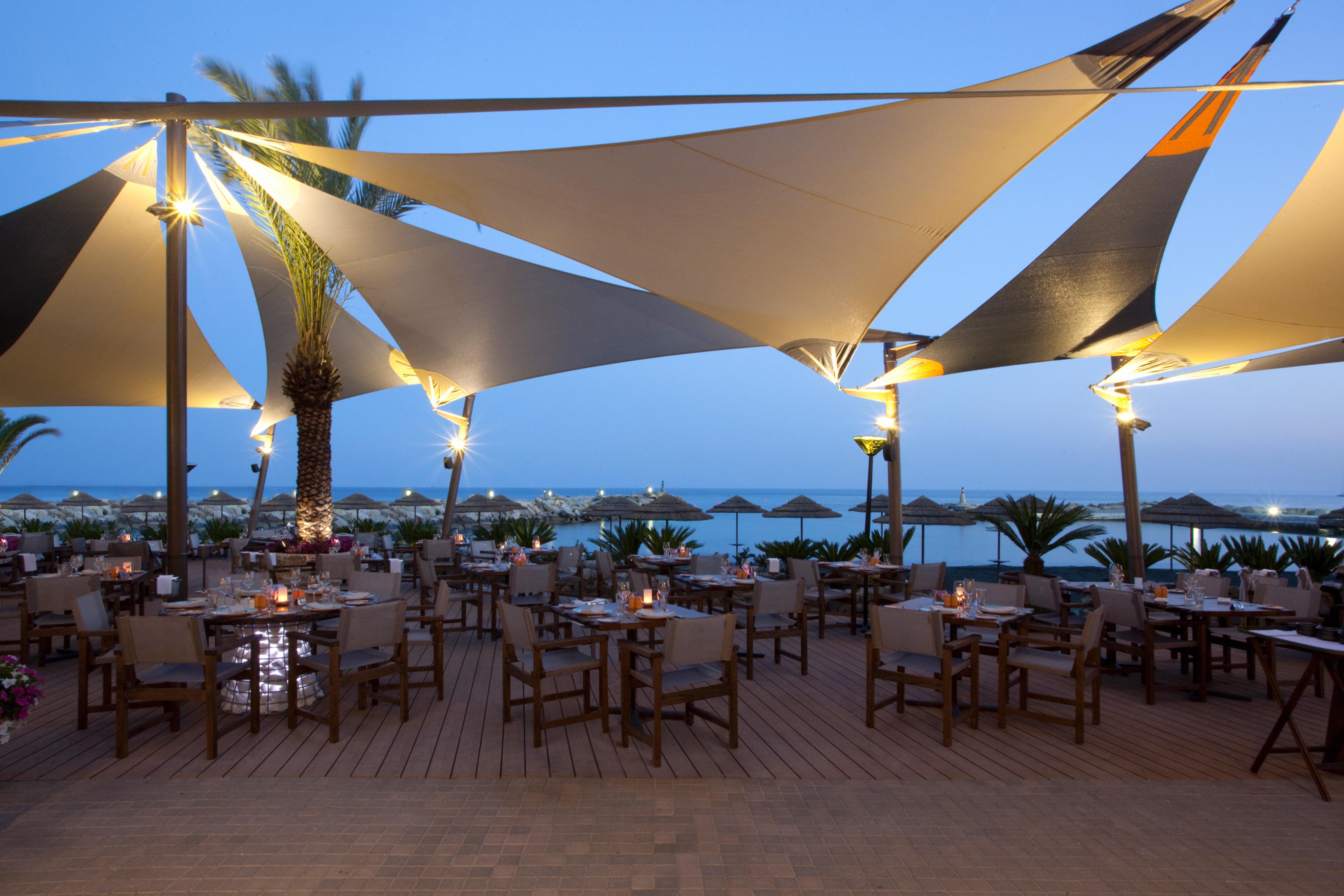 Amathus Beach Hotel Limassol Exterior foto The restaurant at the top of the hotel