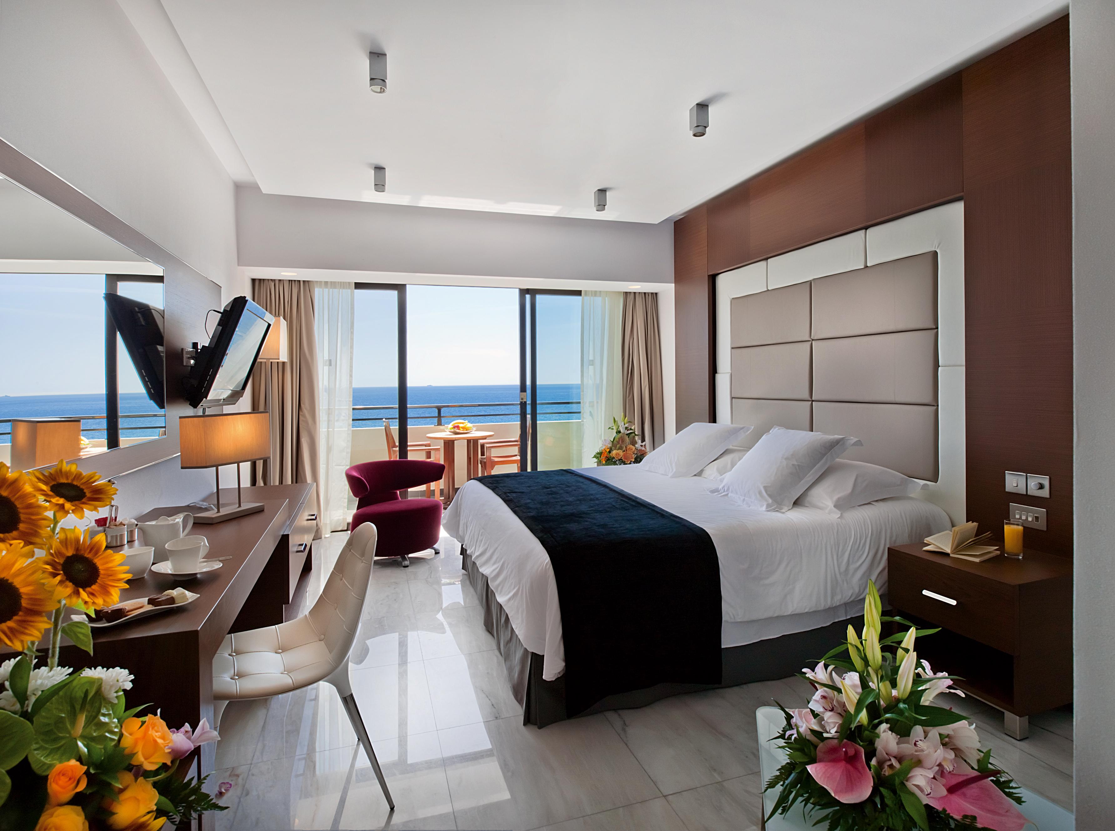 Amathus Beach Hotel Limassol Exterior foto A bedroom at the hotel
