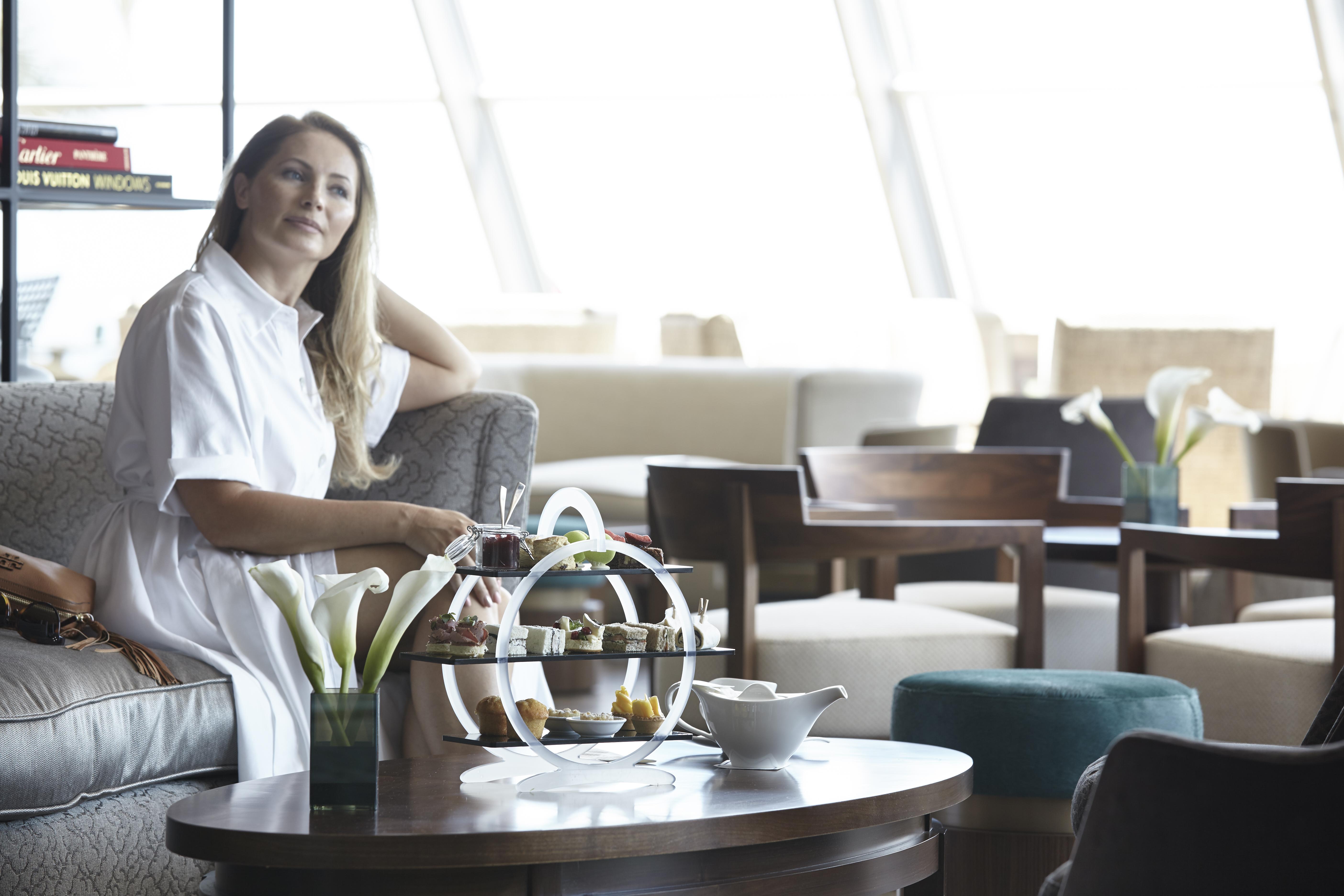 Amathus Beach Hotel Limassol Exterior foto A woman in the lounge