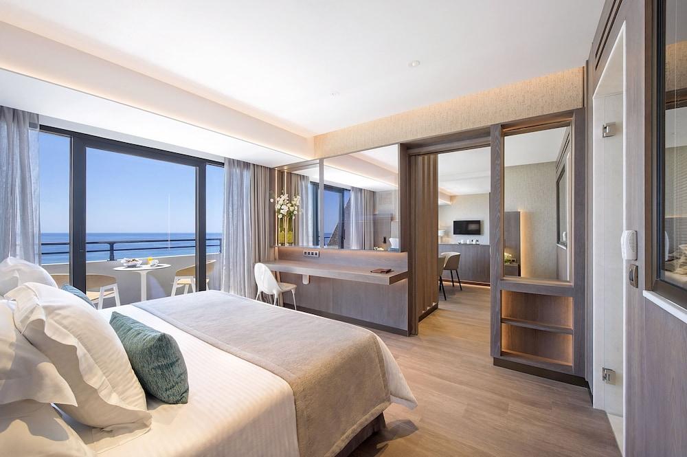 Amathus Beach Hotel Limassol Exterior foto A bedroom at the hotel