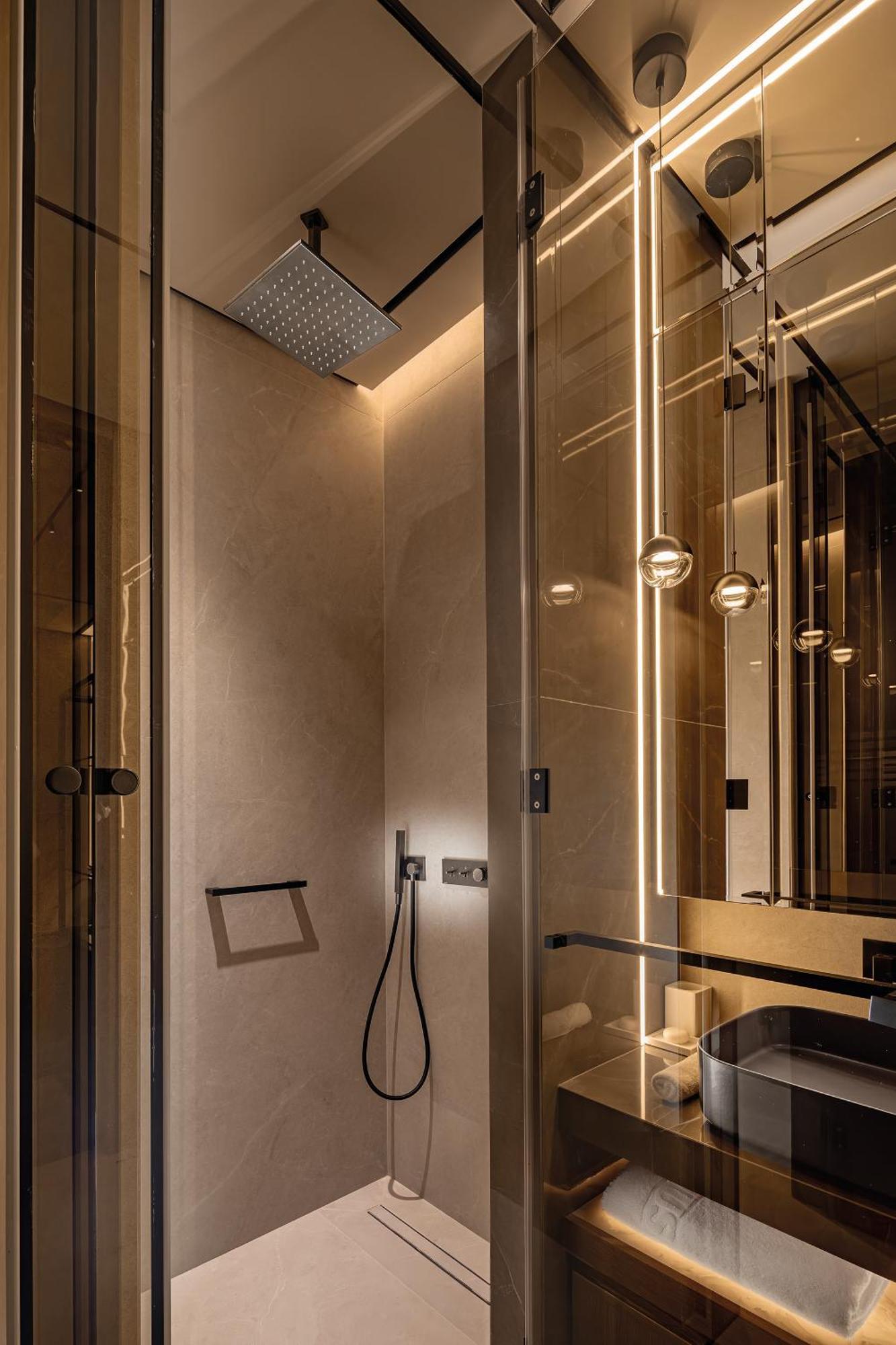 Amathus Beach Hotel Limassol Exterior foto A shower with a fixed shower head