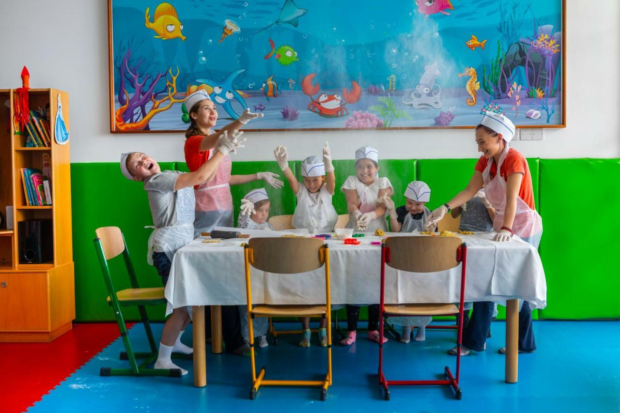 Amathus Beach Hotel Limassol Exterior foto Cooking lesson at the International School of Düsseldorf